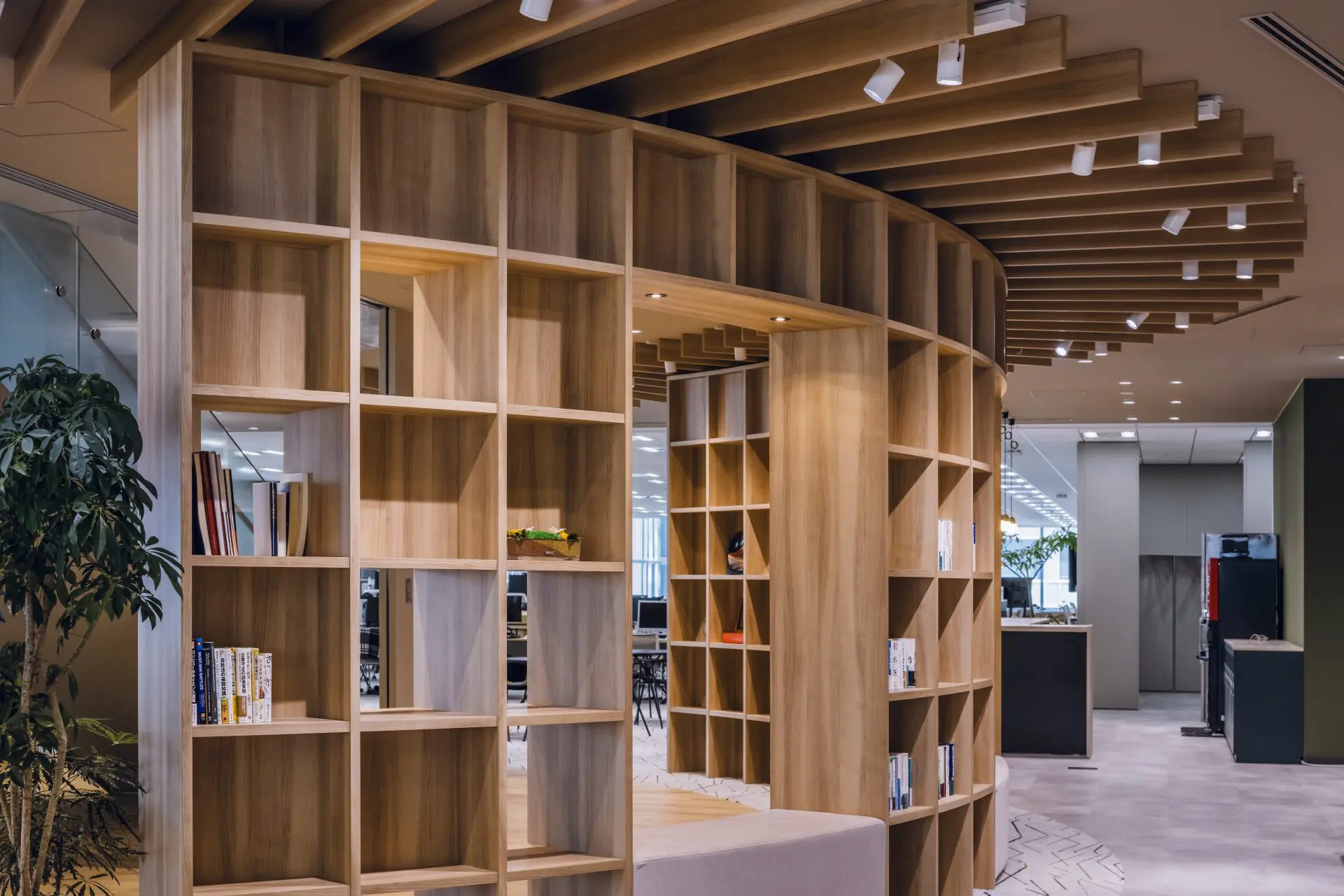 企業と個人、双方の成長を育む有機的なオフィス